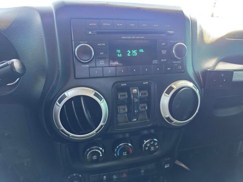 Used 2013 Jeep Wrangler Unlimited Rubicon w/ Max Tow Pkg image 20