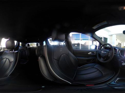 Used 2025 Chrysler Pacifica Limited image 47