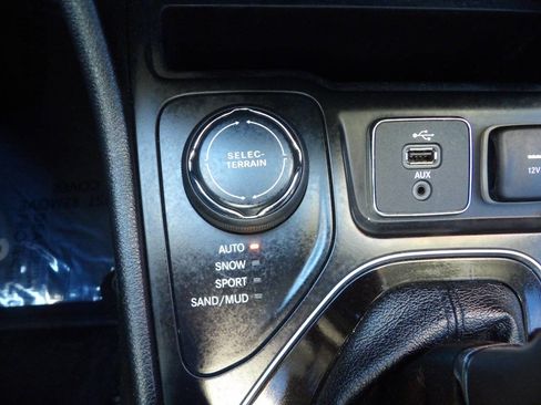 Used 2019 Jeep Cherokee Limited w/ Luxury Group image 14