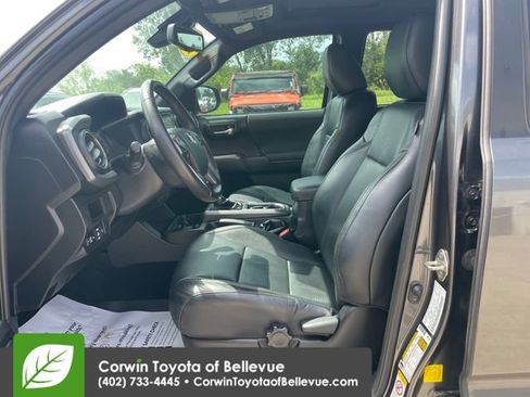 Used 2018 Toyota Tacoma TRD Sport AWD/4WD image 17