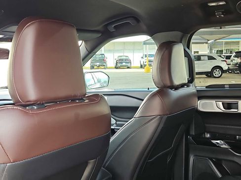 Used 2022 Ford Explorer Platinum w/ Equipment Group 601A AWD/4WD image 16