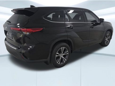 Used 2022 Toyota Highlander LE FWD image 2