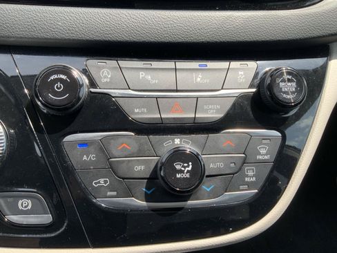 Used 2023 Chrysler Pacifica Touring-L FWD image 40