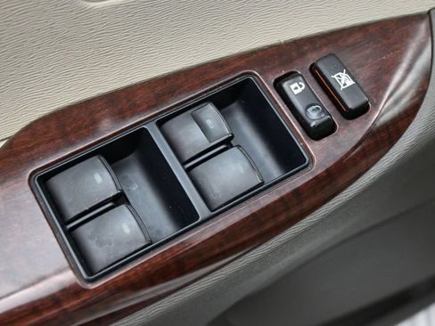 Used 2013 Toyota Sienna XLE FWD image 3