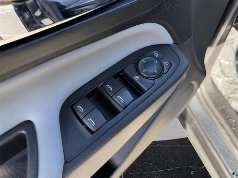 Used 2019 Chevrolet Equinox LS w/ LS Convenience Package image 17