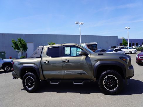Used 2025 Toyota Tacoma TRD Off-Road w/ TRD Off Road Premium Package AWD/4WD image 4