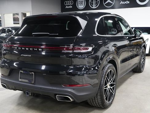 Used 2024 Porsche Cayenne AWD/4WD image 5