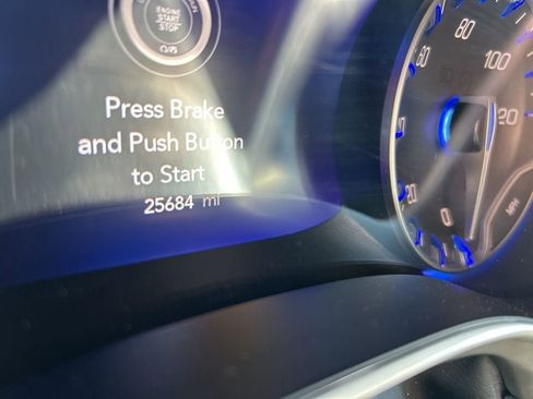 Used 2025 Chrysler Pacifica Select image 11