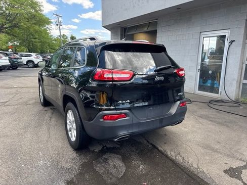 Used 2018 Jeep Cherokee Latitude Plus w/ Cold Weather Group AWD/4WD image 4