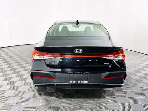 Used 2024 Hyundai Elantra Blue FWD image 4