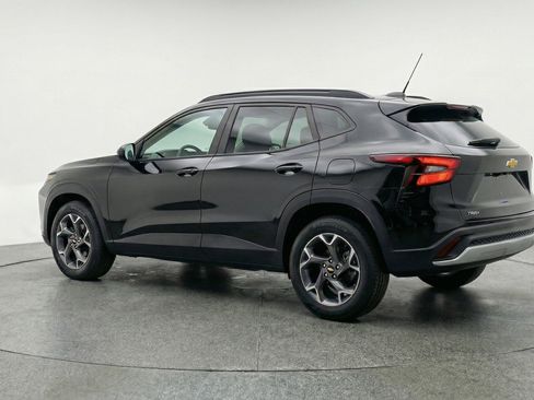 Used 2025 Chevrolet Trax LT w/ LT Convenience Package image 5
