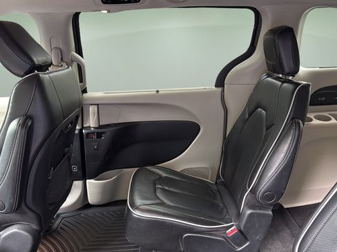 Used 2022 Chrysler Pacifica Limited FWD image 15