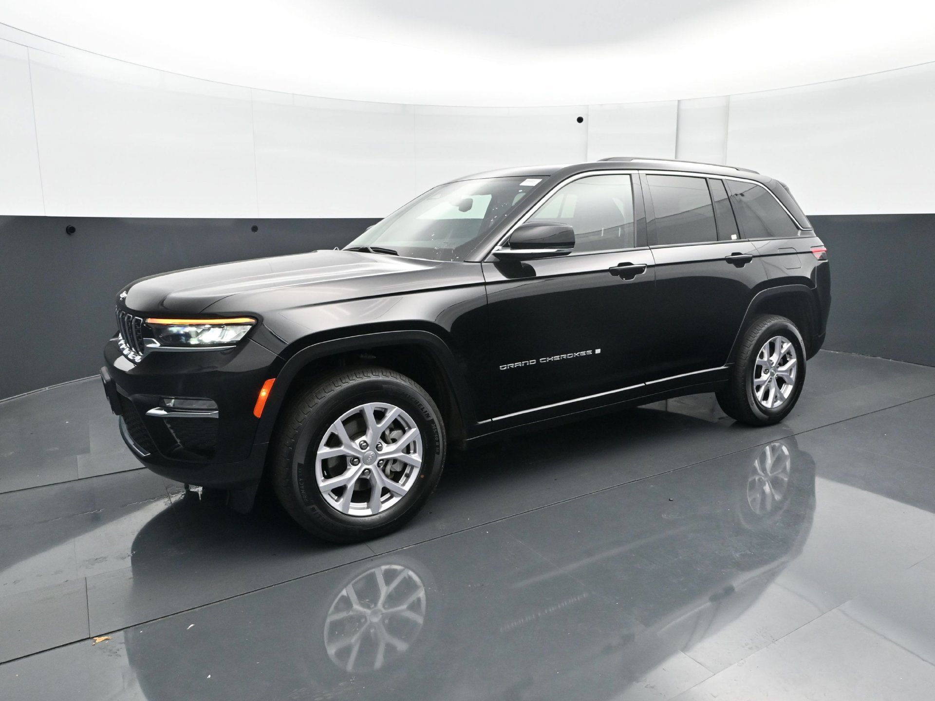Used 2022 Jeep Grand Cherokee Limited AWD/4WD image 2