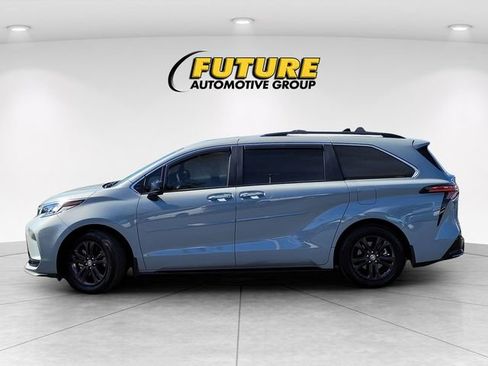 Used 2024 Toyota Sienna XSE w/ XSE Plus Package image 8