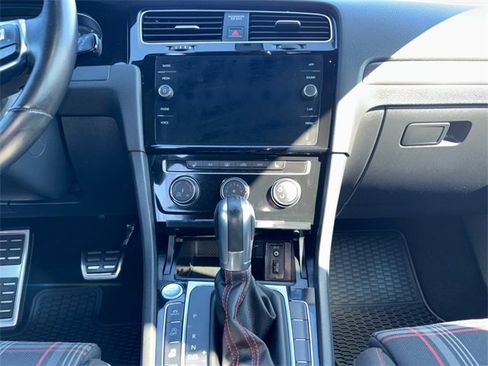 Used 2018 Volkswagen GTI SE image 11