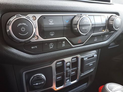 Used 2025 Jeep Gladiator Mojave AWD/4WD image 16