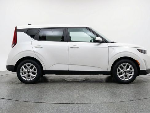 Used 2025 Kia Soul LX w/ LX Technology Package FWD image 11