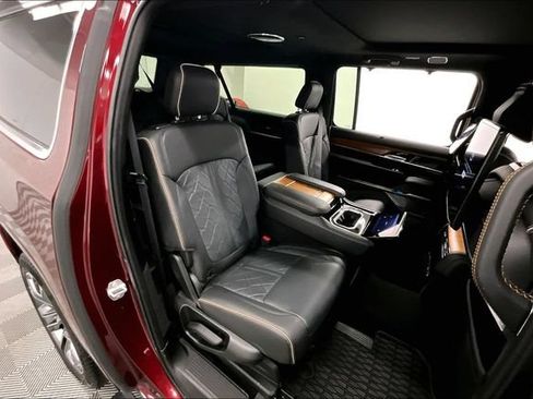 Used 2025 Jeep Grand Wagoneer L Series III w/ Rear-Seat Entertainment Group AWD/4WD image 25