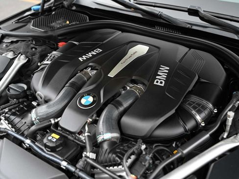 Used 2019 BMW 750i w/ M Sport Package RWD image 21