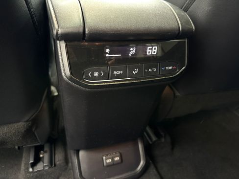Used 2023 Toyota Highlander XLE AWD/4WD image 40