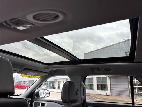 Used 2022 Ford Explorer XLT w/ Equipment Group 202A image 11