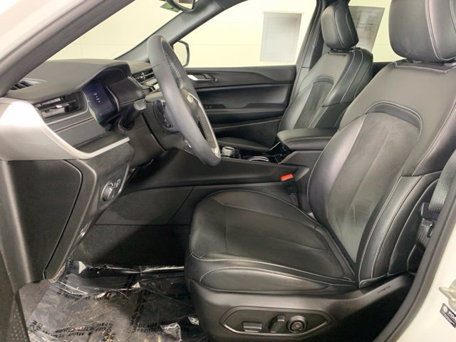 Used 2023 Jeep Grand Cherokee Altitude AWD/4WD image 19