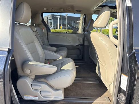 Used 2017 Toyota Sienna XLE w/ XLE Navigation Package image 23