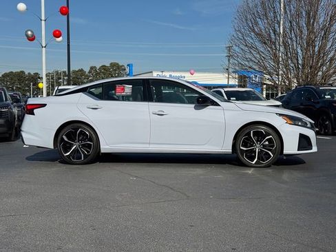 Certified 2024 Nissan Altima 2.5 SR image 2