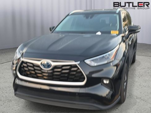 Certified 2021 Toyota Highlander XLE AWD/4WD image 3