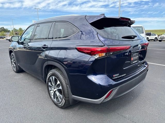 Used 2020 Toyota Highlander XLE AWD/4WD image 11
