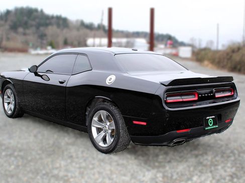 Used 2019 Dodge Challenger SXT image 5
