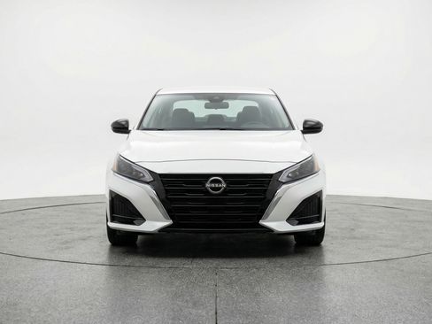 Used 2025 Nissan Altima 2.5 SV FWD image 2