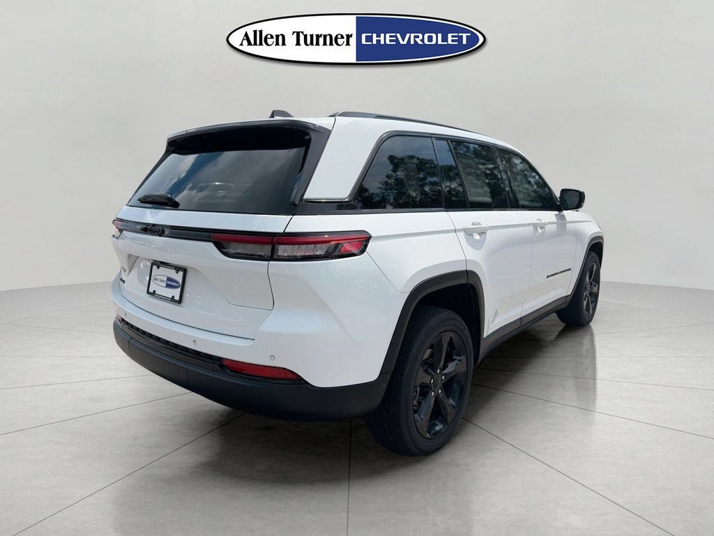 Used 2023 Jeep Grand Cherokee Altitude AWD/4WD image 4