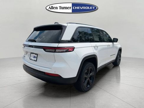 Used 2023 Jeep Grand Cherokee Altitude AWD/4WD image 4