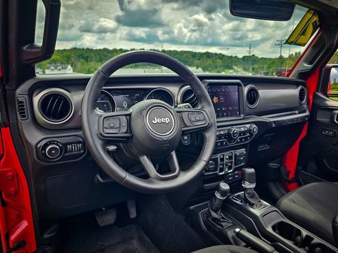 Used 2021 Jeep Wrangler Unlimited Sport AWD/4WD image 13