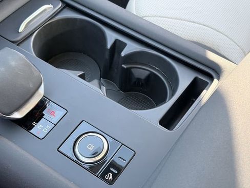 Used 2025 Land Rover Discovery Dynamic SE image 18