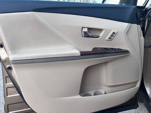 Used 2013 Toyota Venza XLE image 12