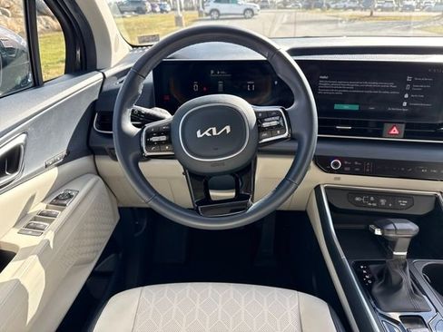 Used 2025 Kia Carnival EX image 15