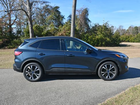 Used 2022 Ford Escape SE w/ SE Sport Appearance Package image 5