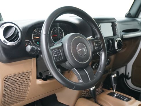 Used 2014 Jeep Wrangler Unlimited Sahara w/ Connectivity Group AWD/4WD image 10