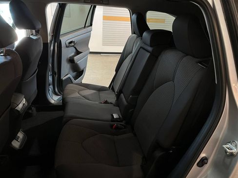 Used 2025 Toyota Highlander LE FWD image 36