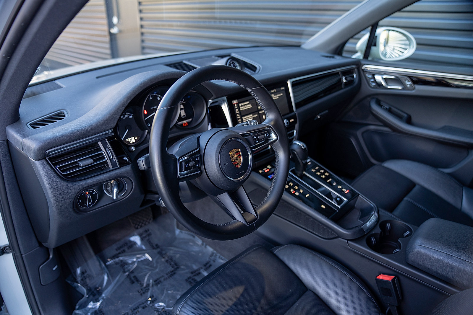 Certified 2023 Porsche Macan AWD/4WD image 4