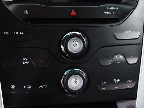 Used 2014 Ford Explorer XLT w/ Equipment Group 202A AWD/4WD image 30
