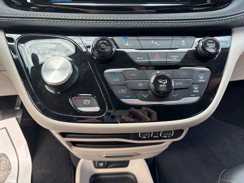 Used 2024 Chrysler Pacifica Limited FWD image 16