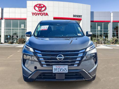 Used 2025 Nissan Rogue SV FWD image 2