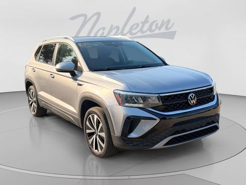 Used 2024 Volkswagen Taos SE FWD image 3
