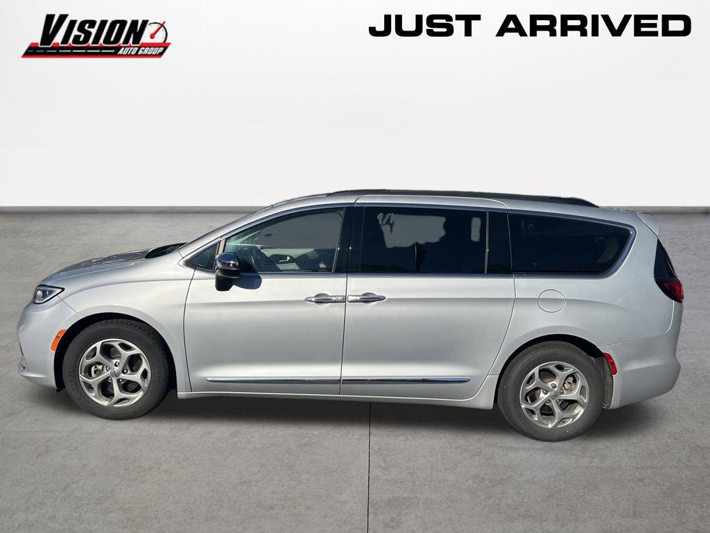 Used 2023 Chrysler Pacifica Limited FWD image 2