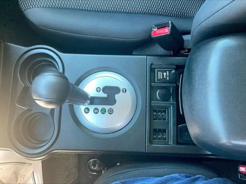 Used 2011 Mitsubishi Endeavor LS AWD/4WD image 10