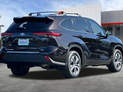 Used 2022 Toyota Highlander XLE AWD/4WD image 4