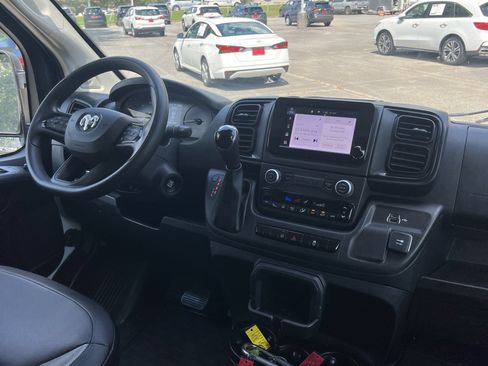 Used 2025 RAM ProMaster 2500 w/ Convenience Group FWD image 3